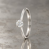 ANILLO SOLITARIO BANDA AFILADA CON DIAMANTE 0.25 QUILATES