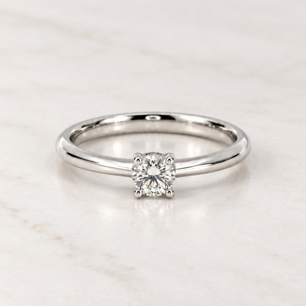 ANILLO SOLITARIO BANDA REDONDA CUATRO GARRAS CON DIAMANTE 0.24 QUILATES
