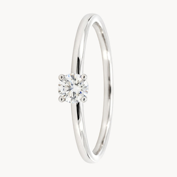 ANILLO SOLITARIO BANDA FINA CUATRO GARRAS CON DIAMANTE 0.14 QUILATES
