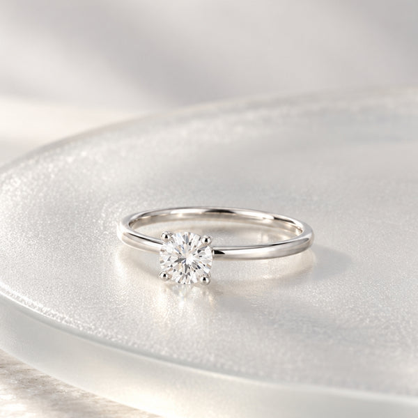 ANILLO SOLITARIO BANDA FINA CUATRO GARRAS CON DIAMANTE 0.14 QUILATES