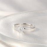 ANILLO SOLITARIO BANDA FINA CUATRO GARRAS CON DIAMANTE 0.14 QUILATES