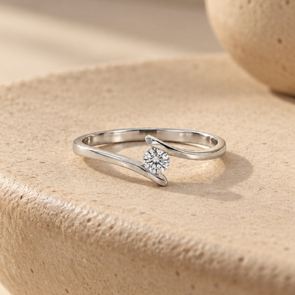 ANILLO SOLITARIO BANDA CRUZADA CON DIAMANTE 0.12 QUILATES
