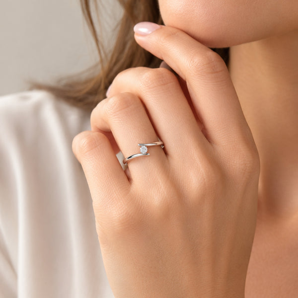 ANILLO SOLITARIO BANDA CRUZADA CON DIAMANTE 0.12 QUILATES