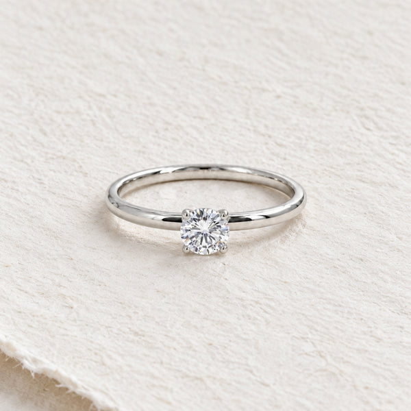 ANILLO SOLITARIO CLASICO CON DIAMANTE ELEVADO 0.23 QUILATES