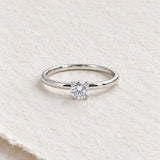 ANILLO SOLITARIO CLASICO CON DIAMANTE ELEVADO 0.23 QUILATES