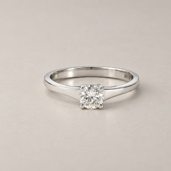 ANILLO SOLITARIO BANDA TRIANGULAR CON DIAMANTE 0.32 QUILATES