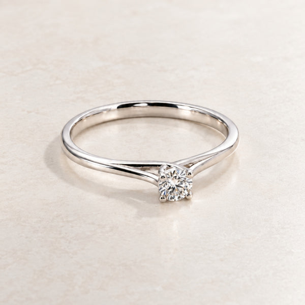ANILLO SOLITARIO HENDIDURAS CON DIAMANTE 0.21 QUILATES
