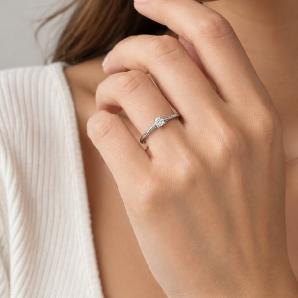 ANILLO SOLITARIO HENDIDURAS ABIERTAS CON DIAMANTE 0.23 QUILATES