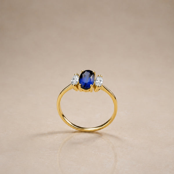 ANEL COM ESMERALDA OVAL E DIAMANTES CRIADOS EM FORMA DE MARQUISE