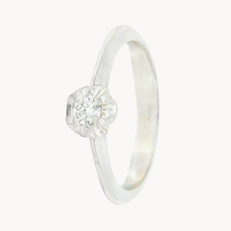 ANILLO SOLITARIO FLOR CON DIAMANTE 0.10 QUILATES GENIE