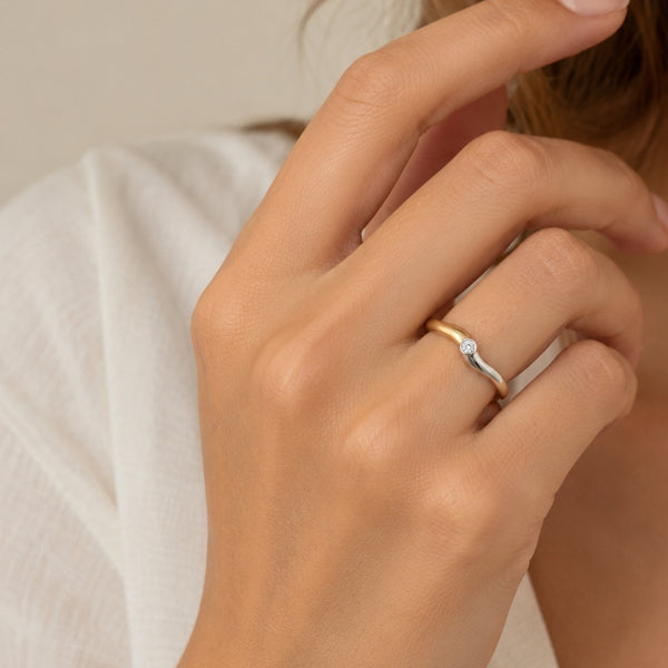 ANEL DE DIAMANTE 0.10 QUILATES, CRAVAÇÃO EM CHATÃO, ARO ONDULADO BICOLOR