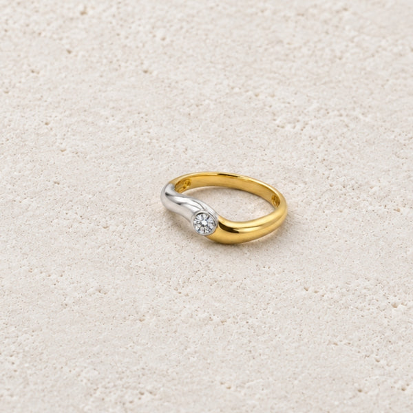 ANEL DE DIAMANTE 0.10 QUILATES, CRAVAÇÃO EM CHATÃO, ARO ONDULADO BICOLOR