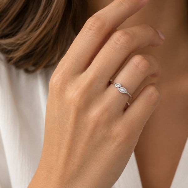 ANEL EM FORMA DE FOLHAS COM DIAMANTES BRILHANTES E BAGUETTE