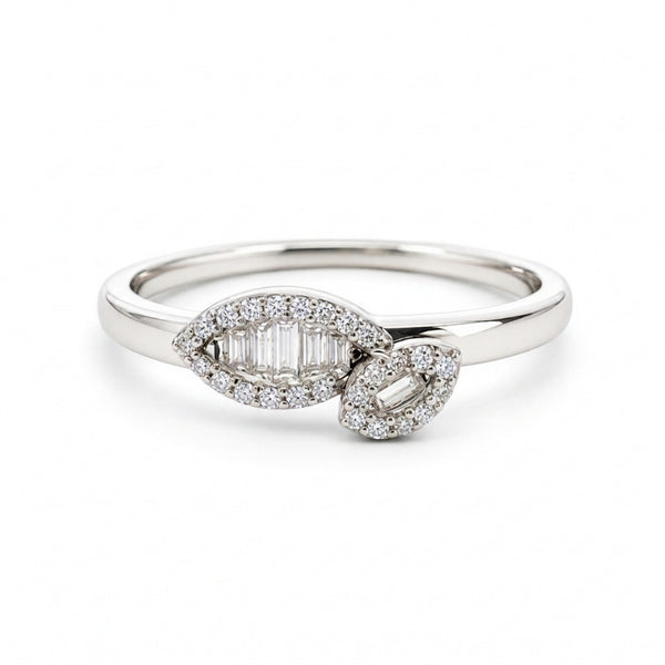 ANEL EM FORMA DE FOLHAS COM DIAMANTES BRILHANTES E BAGUETTE