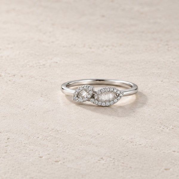 ANEL EM FORMA DE FOLHAS COM DIAMANTES BRILHANTES E BAGUETTE