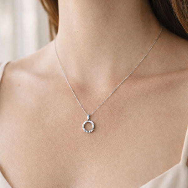 COLGANTE CON DIAMANTES "LOVE IS"