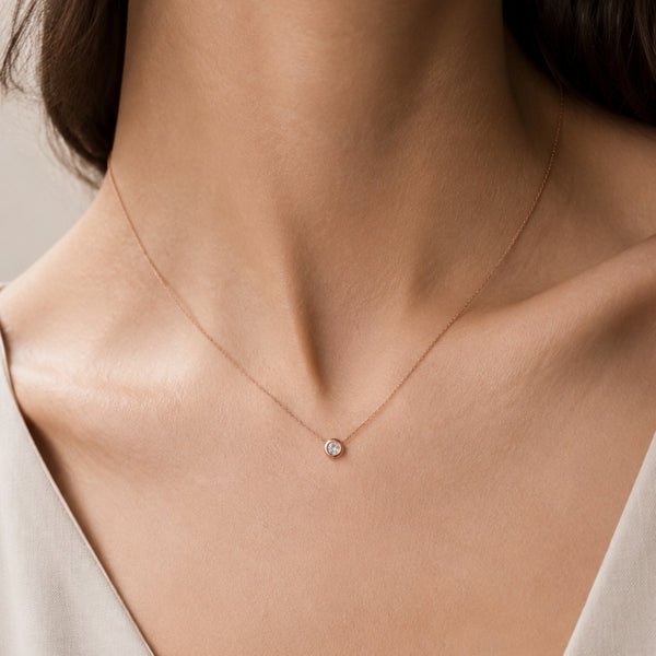 COLGANTE DIAMANTE CHATON 0.10 QUILATES PUNTO DE LUZ