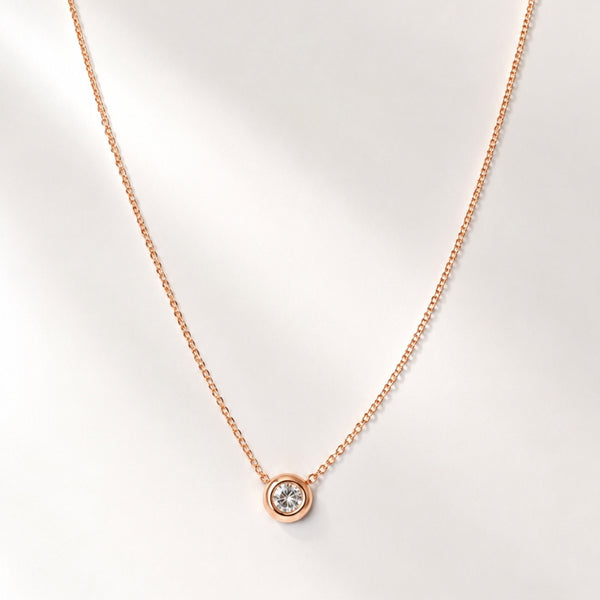COLGANTE DIAMANTE CHATON 0.10 QUILATES PUNTO DE LUZ