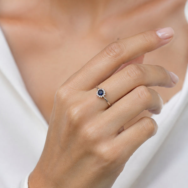 DIANE RING WITH ROUND SAPPHIRE SURROUNDED BY LAB-GROWN DIAMONDS