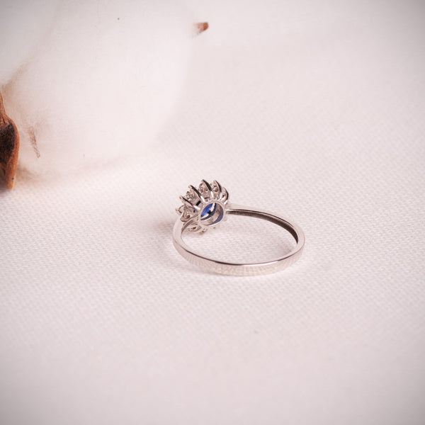 DIANE RING WITH ROUND SAPPHIRE SURROUNDED BY LAB-GROWN DIAMONDS
