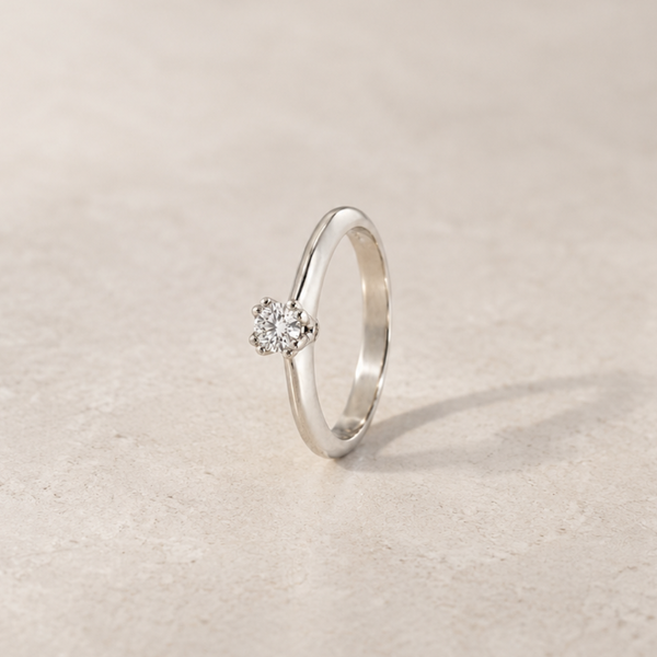 PRINCESS-CUT SOLITAIRE RING WITH PRONGS