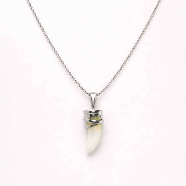 TOOTH PENDANT WITH MOTHER-OF-PEARL TABEA