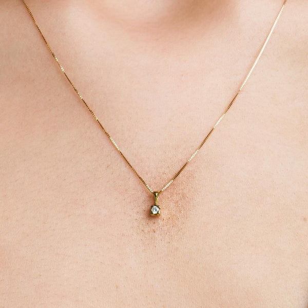 COLGANTE CON DIAMANTE GARRAS 0.050 QUILATES PUNTO DE LUZ