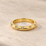 ANILLO ALIANZA CON DIAMANTES SALPICADOS