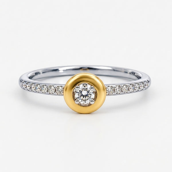 ANILLO BICOLOR CON DIAMANTE CENTRAL EN CHATON Y DIAMANTES LATERALES