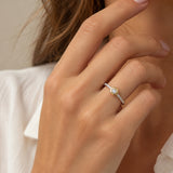 ANILLO BICOLOR CON DIAMANTE CENTRAL EN CHATON Y DIAMANTES LATERALES