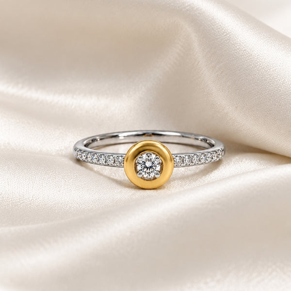 ANILLO BICOLOR CON DIAMANTE CENTRAL EN CHATON Y DIAMANTES LATERALES