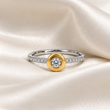 ANILLO BICOLOR CON DIAMANTE CENTRAL EN CHATON Y DIAMANTES LATERALES