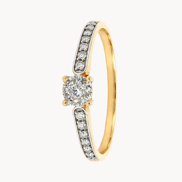 ANILLO BICOLOR CON DIAMANTE CENTRAL EN GARRAS Y DIAMANTES LATERALES