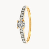 ANILLO BICOLOR CON DIAMANTE CENTRAL EN GARRAS Y DIAMANTES LATERALES