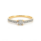 ANILLO BICOLOR CON DIAMANTE CENTRAL EN GARRAS Y DIAMANTES LATERALES