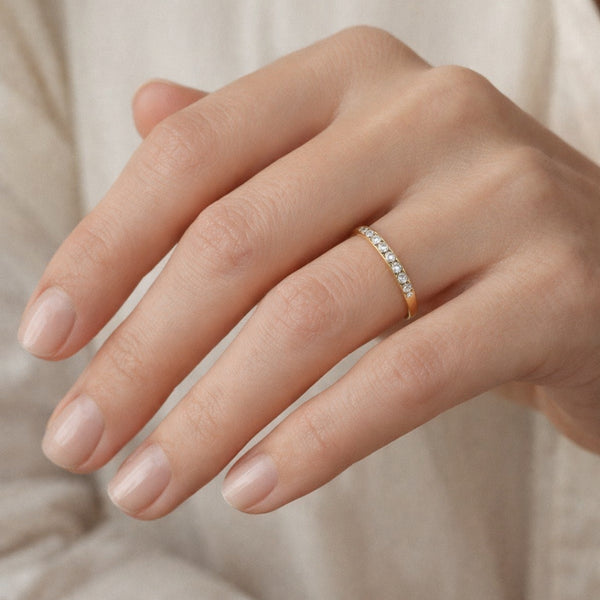 ANEL MEIA ALIANÇA COM DIAMANTES 0,20 QUILATES NAIA