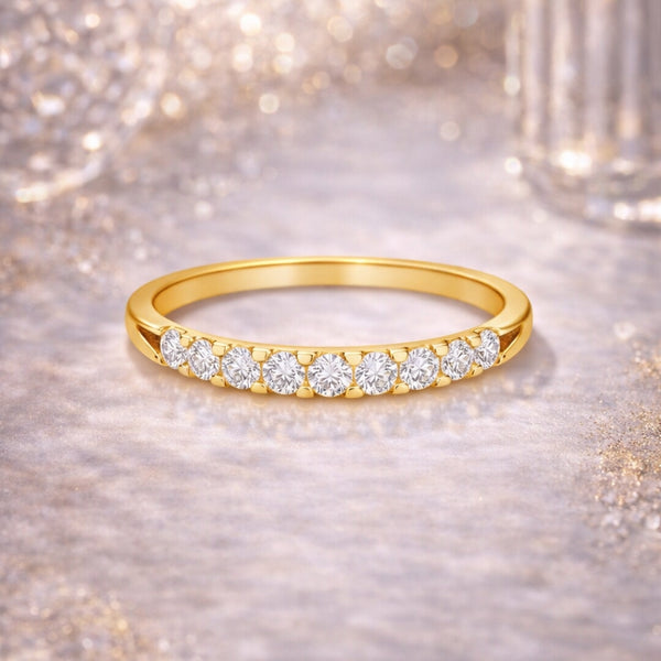 ANEL MEIA ALIANÇA COM DIAMANTES 0,20 QUILATES NAIA