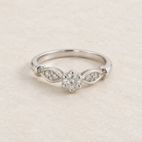 ANILLO SOLITARIO VINTAGE DIAMANTE Y DIAMANTES LATERALES