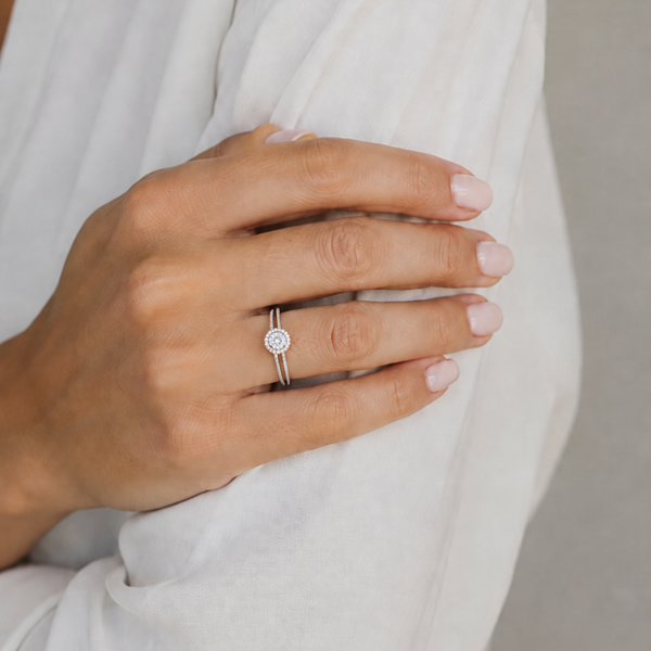 ANILLO DOBLE CARRIL CON HALO DE DIAMANTES
