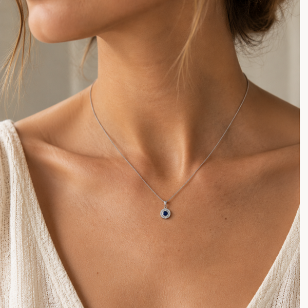 COLGANTE ZAFIRO CON DOBLE ORLA DE DIAMANTES