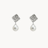 PENDIENTES PERLA BARROCA CON PLACA TEXTURIZADA