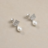 PENDIENTES PERLA BARROCA CON PLACA TEXTURIZADA