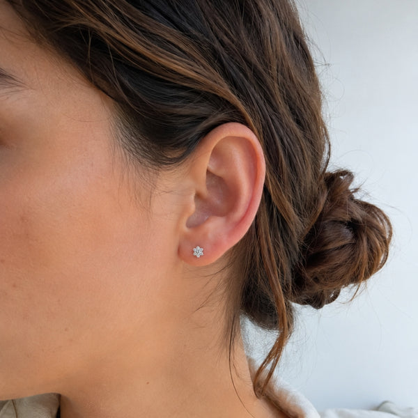 Flower-shaped earrings with diamonds