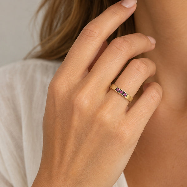 ANILLO TIPO ALIANZA CON ZAFIROS ROSAS