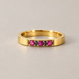ANILLO TIPO ALIANZA CON ZAFIROS ROSAS