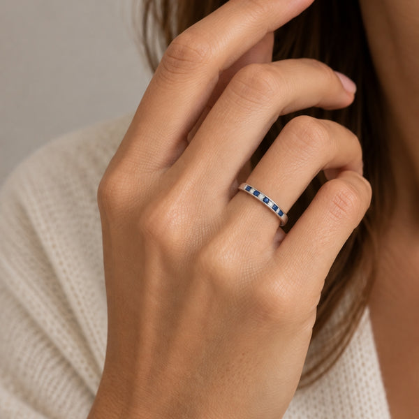 ANILLO MEDIA ALIANZA ZAFIROS Y DIAMANTES ENGASTE EN CANAL