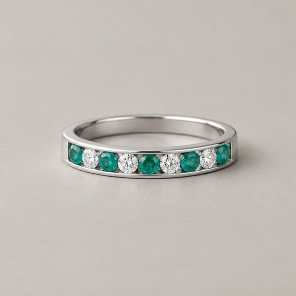 ANILLO MEDIA ALIANZA ESMERALDAS Y DIAMANTES ENGASTE EN CANAL