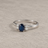 ANILLO ZAFIRO OVAL CON DIAMANTES EN LINEA
