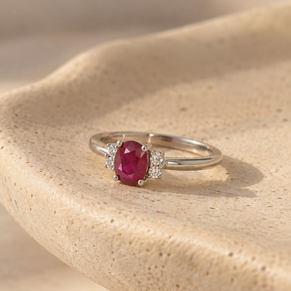 ANILLO RUBI OVAL CON DIAMANTES EN LINEA