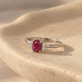 ANILLO RUBI OVAL CON DIAMANTES EN LINEA